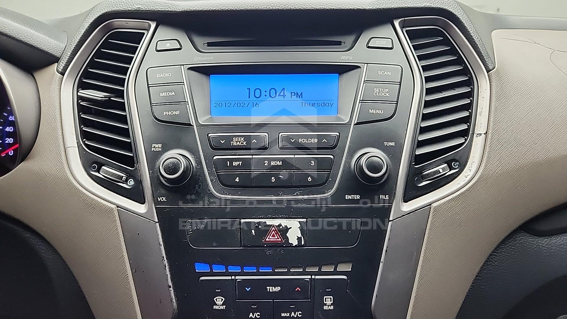 2016 HYUNDAI SANTA FE VIN: KMHSM81E2GU116160