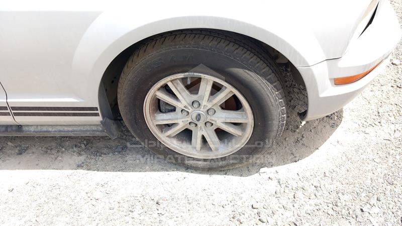1ZVFT84N375196337 Auction: EmiratesAuction Lot: 404943 1ZVFT84N375196337 Ford Mustang 2007 SILVER Photo 31