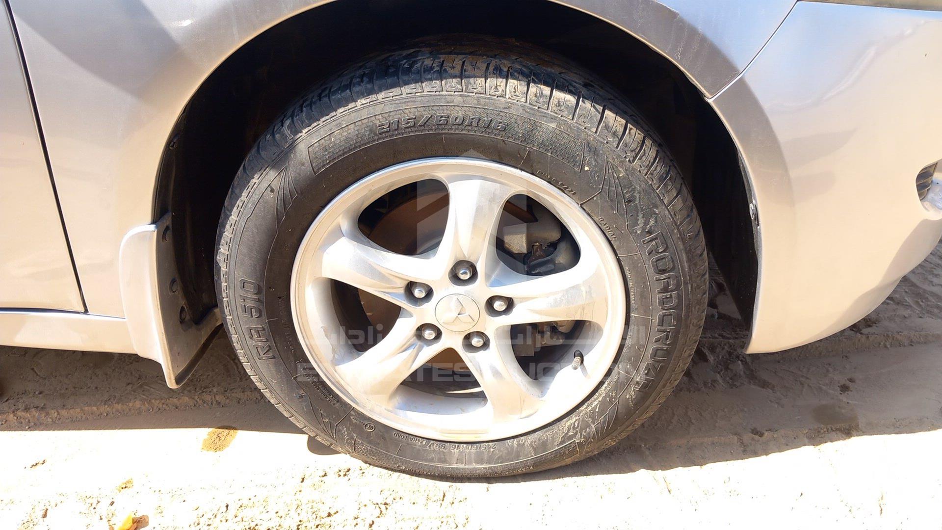 2007 MITSUBISHI GRANDIS VIN: JMYLRNA4W7Z700700