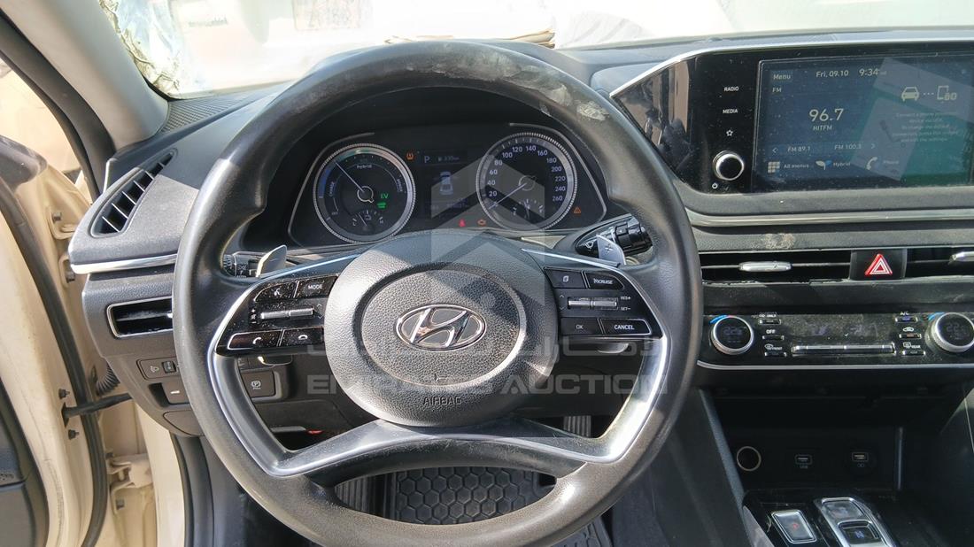 2021 Hyundai Sonata Hybrid — Steering & Mounted Controls — Photo 14