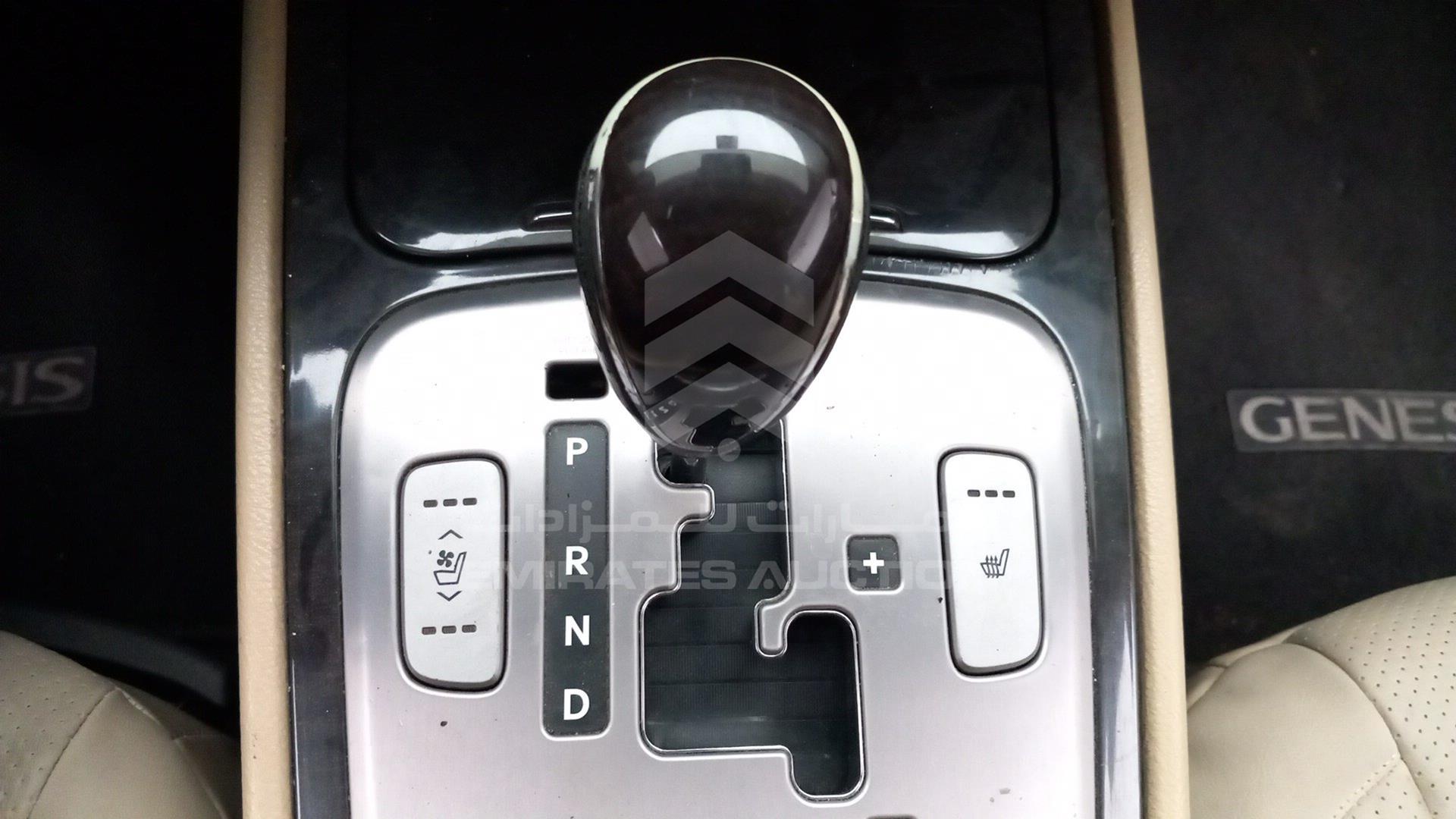 2011 HYUNDAI GENESIS VIN: KMHGC4DF3BU124072