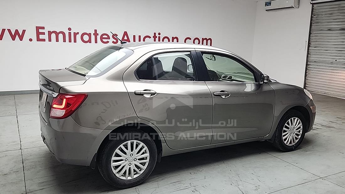سوزوكي Dzire 2022 — الزاوية الخلفية اليمنى — صورة 8