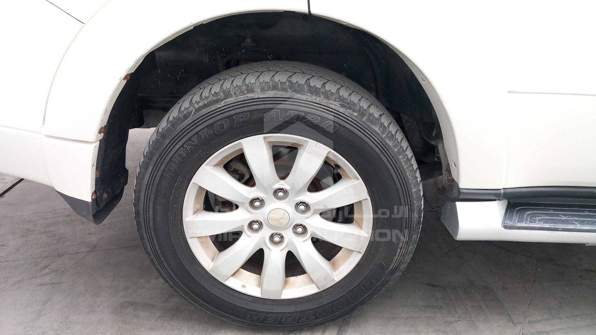 2011 MITSUBISHI PAJERO VIN: JMYLV97WB706495