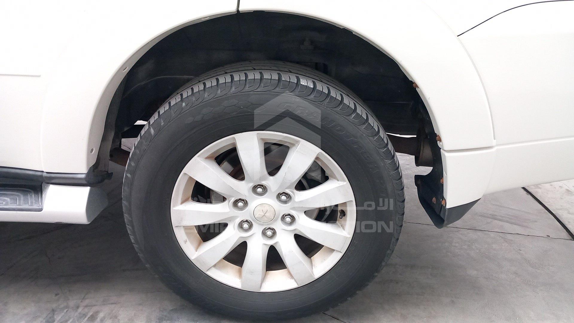 2011 MITSUBISHI PAJERO VIN: JMYLV97WB706495