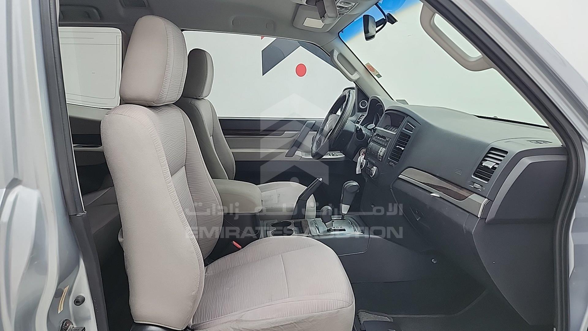 2011 MITSUBISHI PAJERO VIN: JMYMRV85WBJ704625