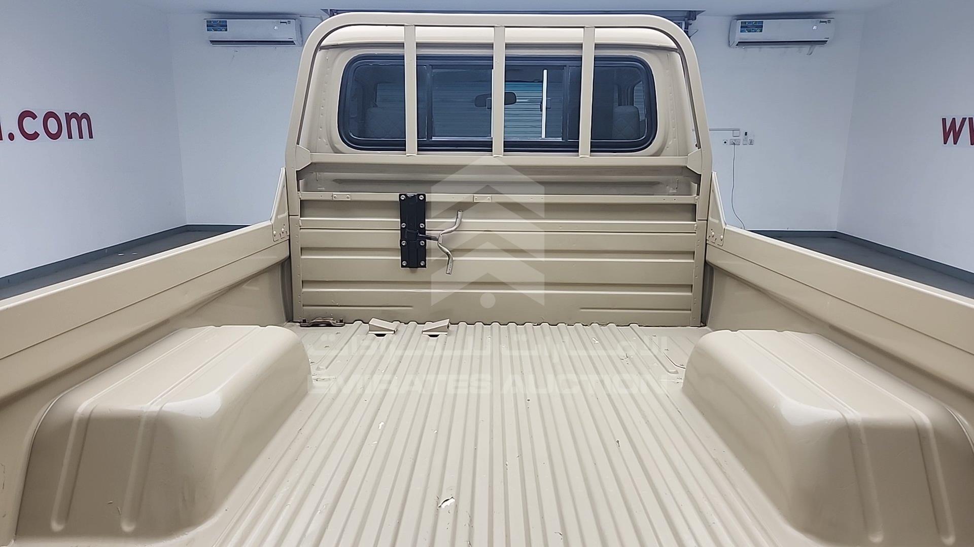 2009 TOYOTA LAND CRUISER VIN: JTFLJ73J196052911