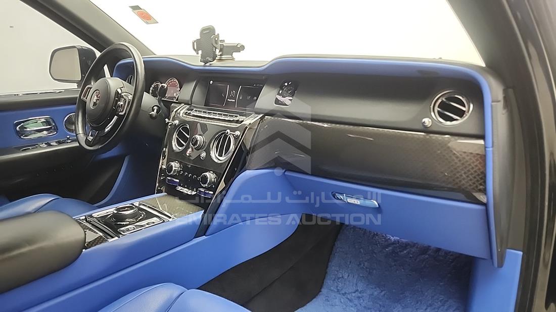 رولز رويز كولينان 2021 — زاوية واجهة الراكب الأمامي الأيمن — صورة 27