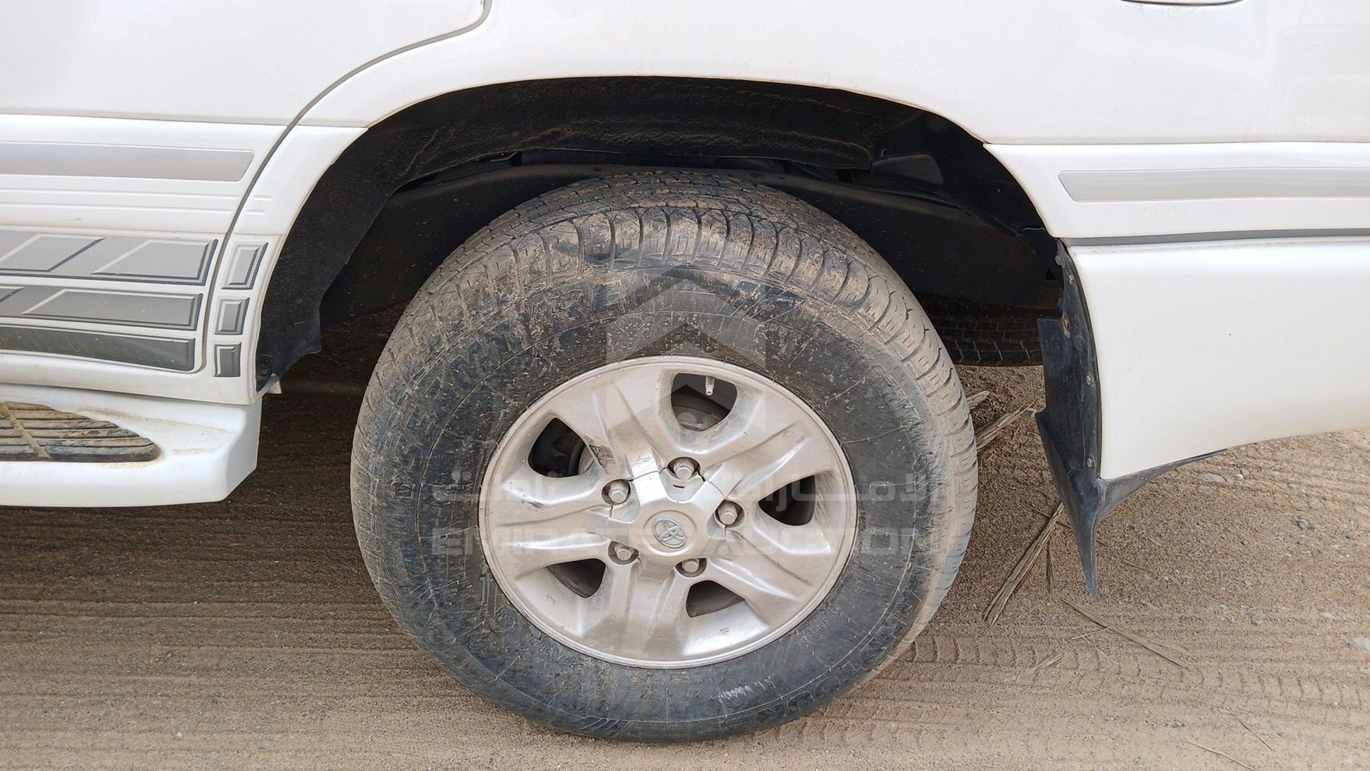 2004 TOYOTA LAND CRUISER VIN: JTEHT05J942060151