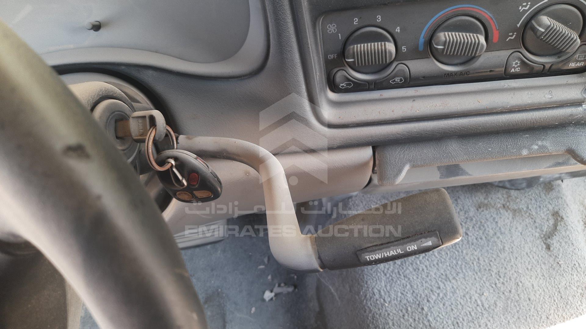 2002 CHEVROLET TAHOE VIN: 1GNEK13Z52R130636