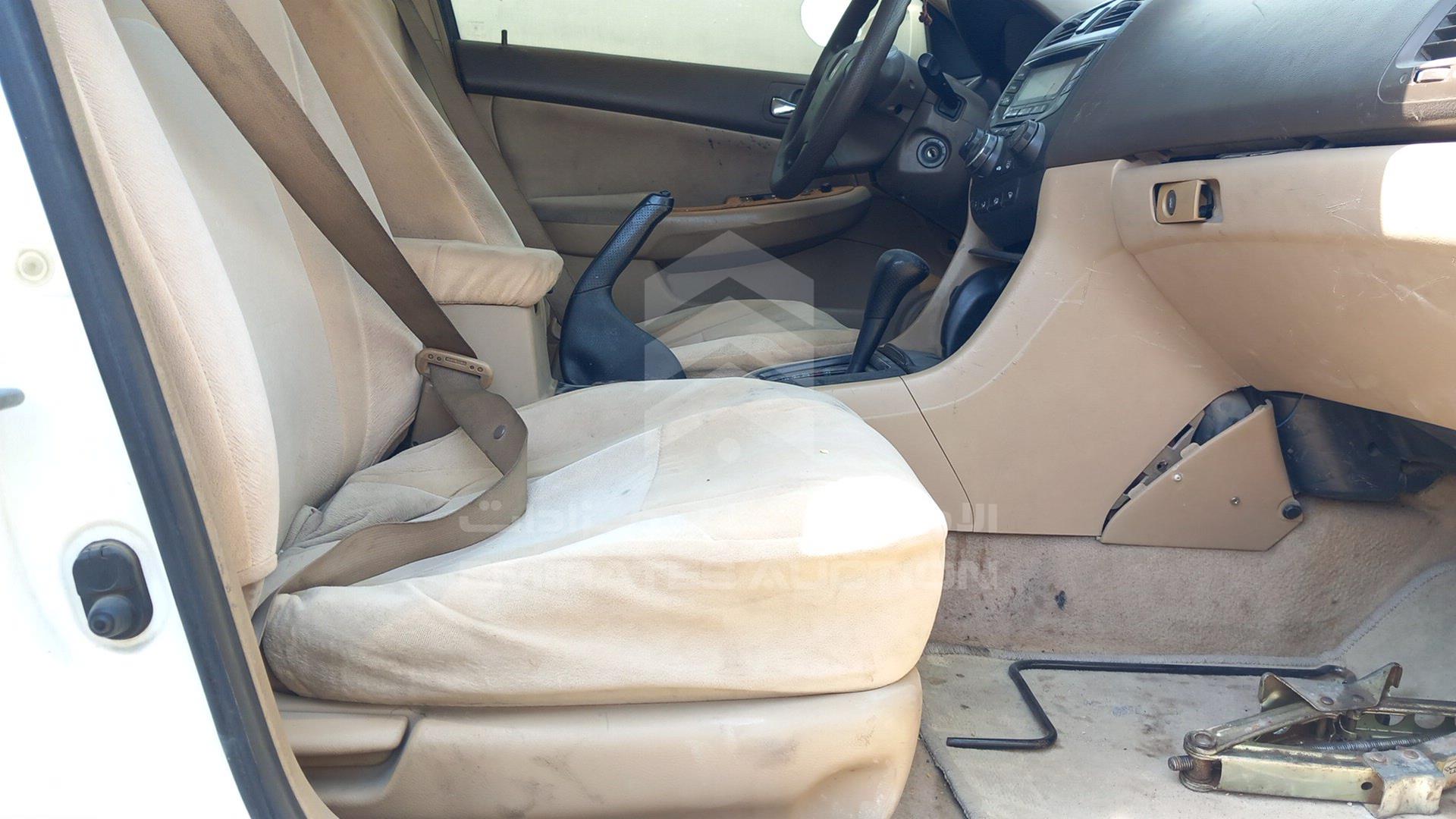 2005 HONDA ACCORD VIN: JHMCM56565C400442