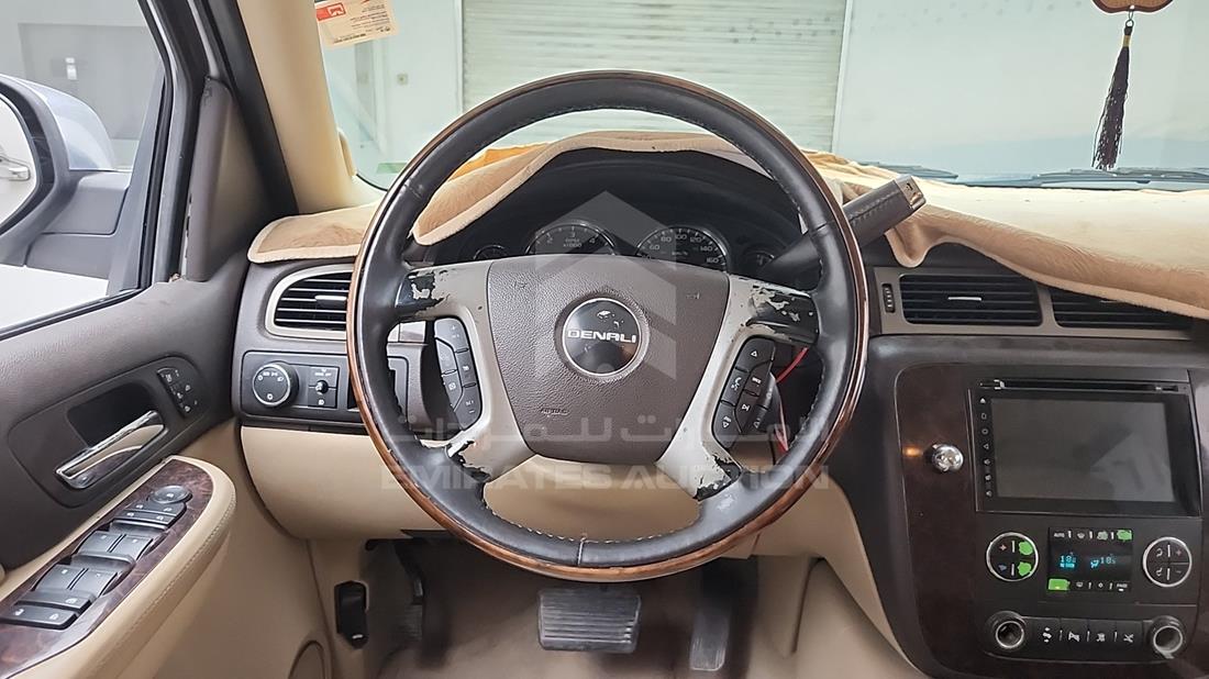 2009 GMC Yukon — Steering & Mounted Controls — Photo 15