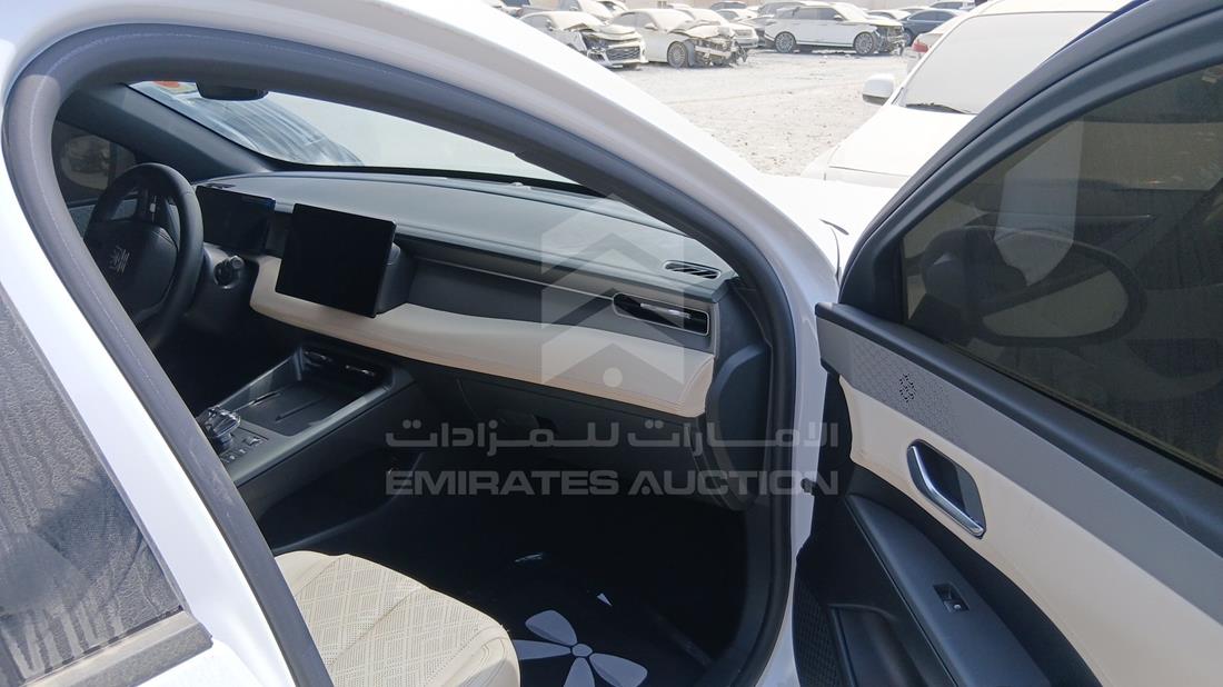بي واي دي QIN Plus 2025 — زاوية واجهة السائق الأمامية اليسرى — صورة 11