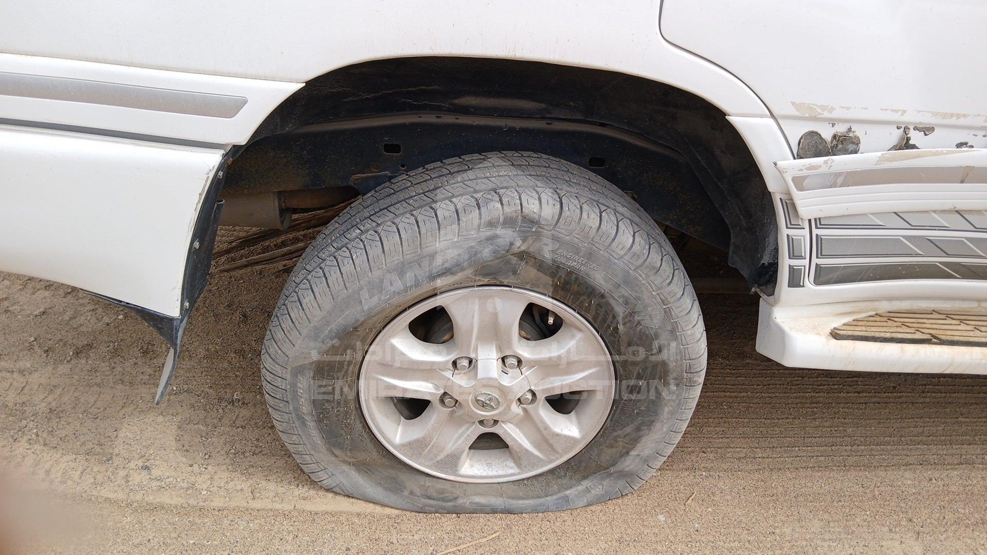 2004 TOYOTA LAND CRUISER VIN: JTEHT05J942060151