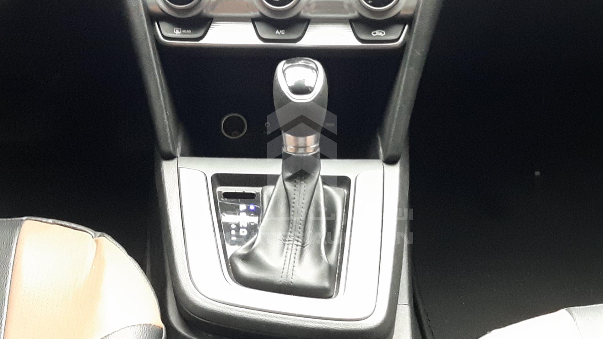2019 HYUNDAI ELANTRA VIN: 5NPD74LF0KH458356