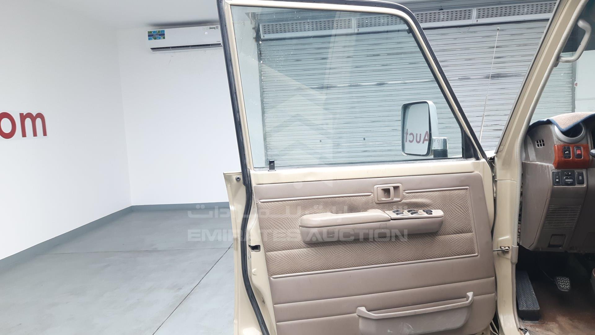 2015 TOYOTA LAND CRUISER VIN: JTFBU71J8F7004298