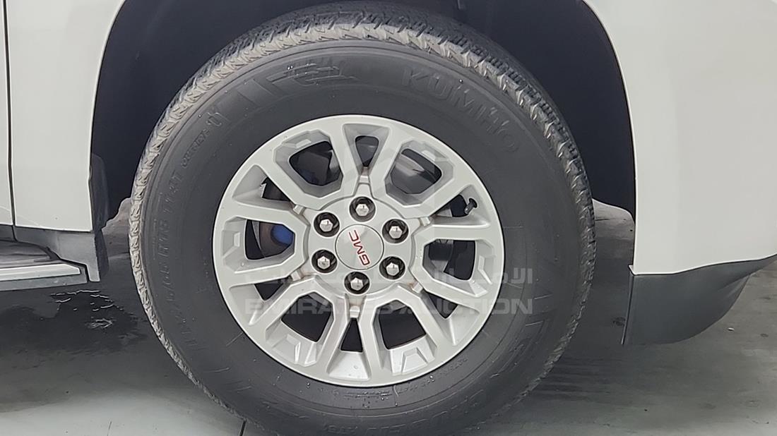 2015 GMC Yukon — Front Right Tyre — Photo 32