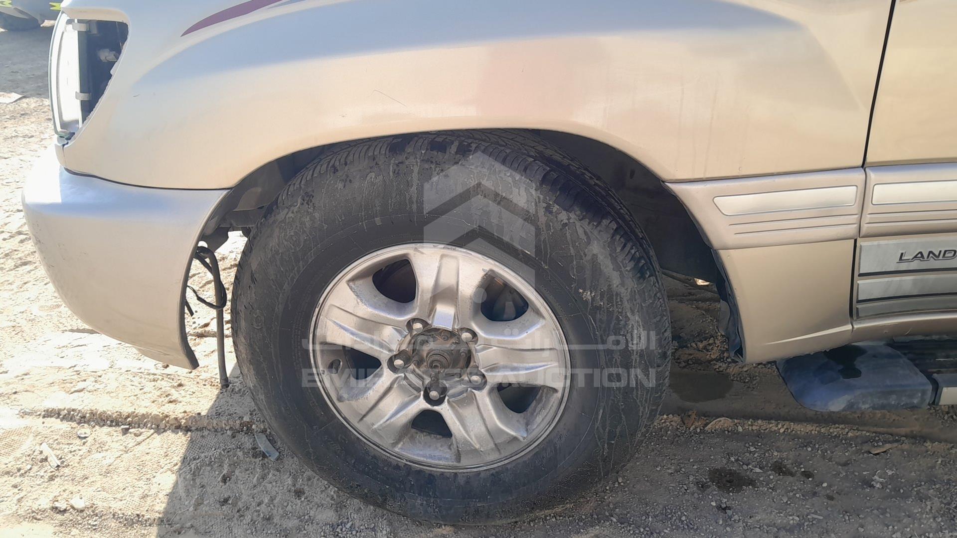 2005 TOYOTA LAND CRUISER VIN: JTEHT05J052076708