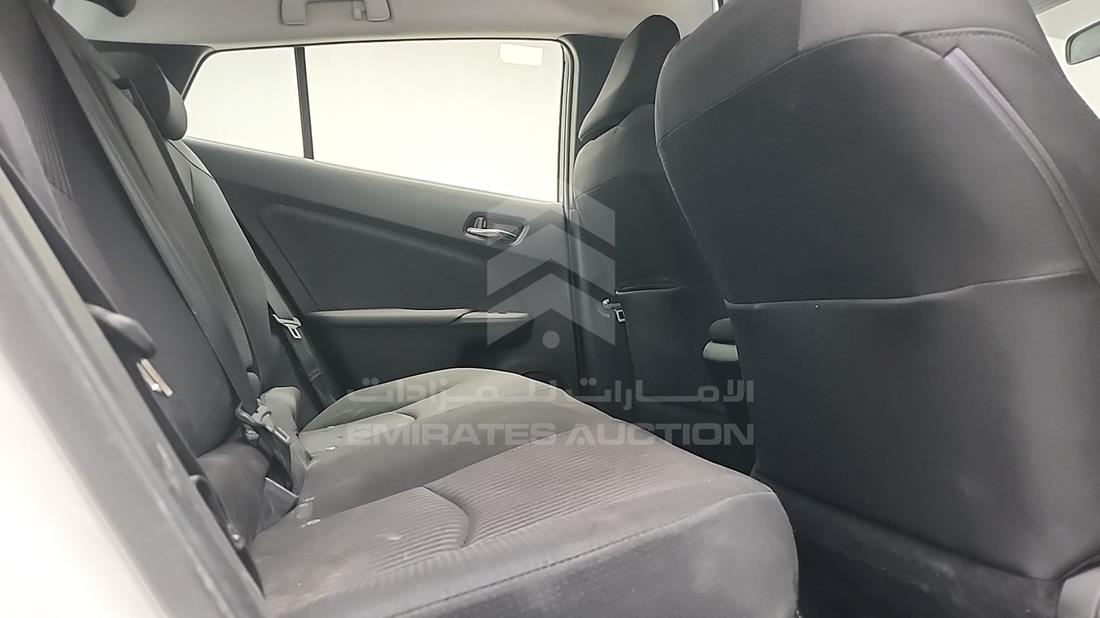 تويوتا بريوس 2020 — زاوية الراكب الخلفي اليمنى — صورة 27