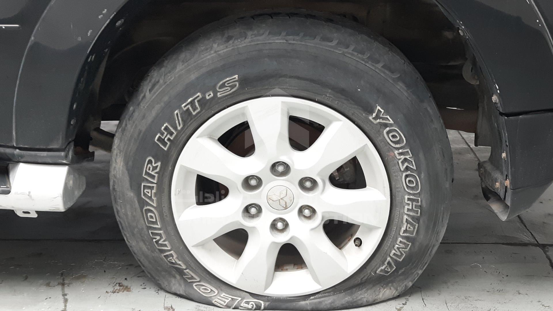 2011 MITSUBISHI PAJERO VIN: JMYLRV95WBJ709201