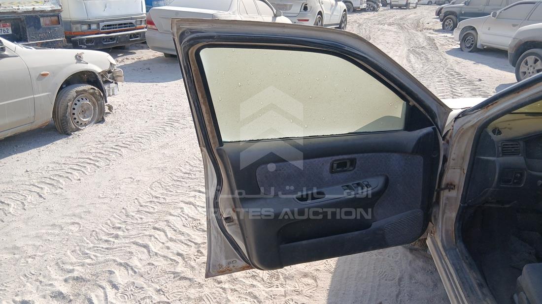 نيسان صني 1998 — الباب الأمامي الأيسر — صورة 10