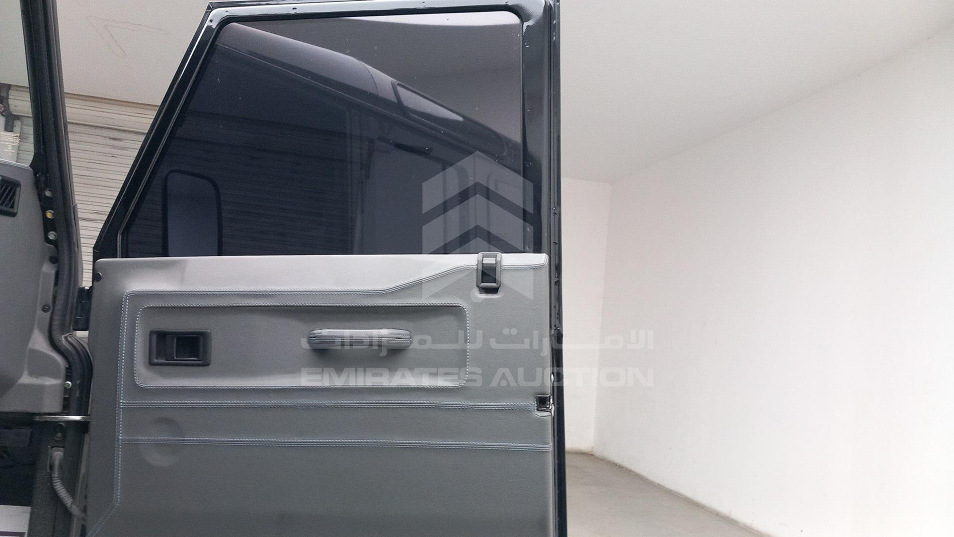 2013 LAND ROVER DEFENDER VIN: SALLDHMR8DA441729