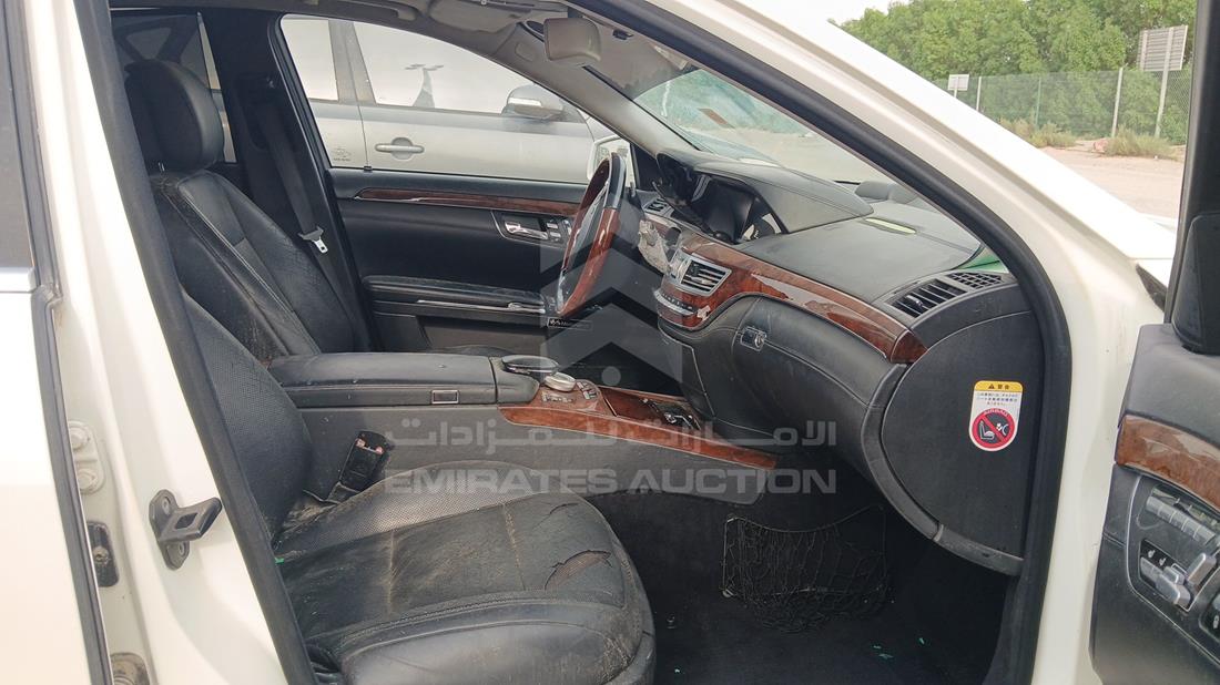 مرسيدس اس 550 2011 — زاوية الراكب الأمامي للمقعد — صورة 24