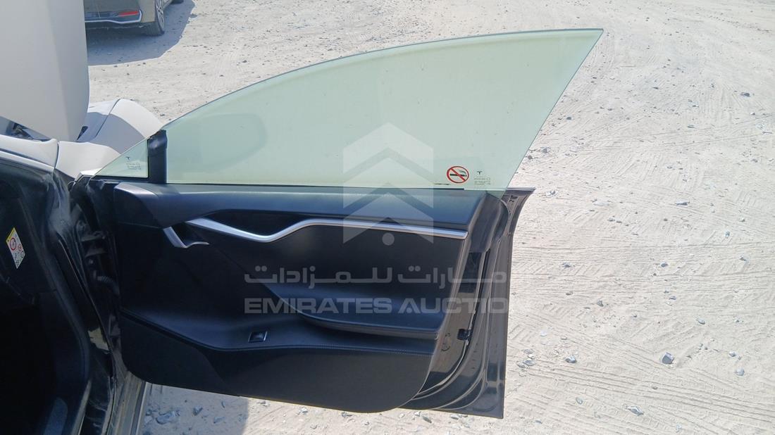 تيسلا موديل اس 2018 — الباب الأمامي الأيمن — صورة 25