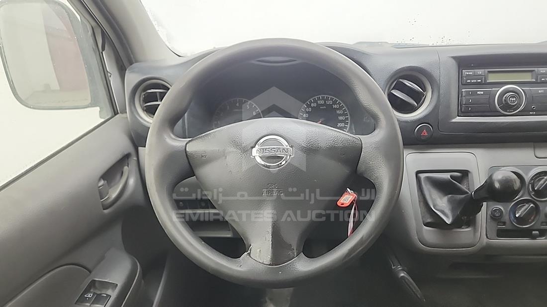 نيسان أورفان 2017 — التحكمات في عجلة القيادة — صورة 8