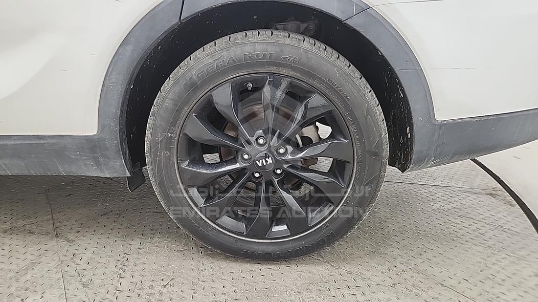 2019 Kia Sorento — Rear Left Tyre — Photo 45