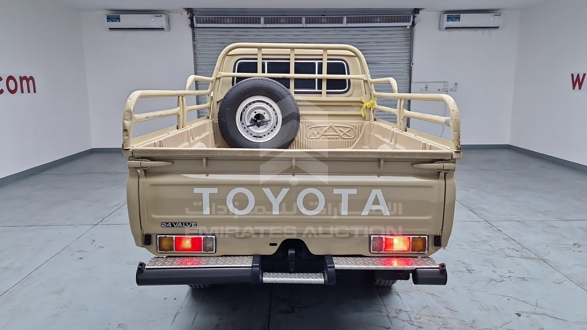 2006 TOYOTA LAND CRUISER VIN: JTFLJ71J168010726