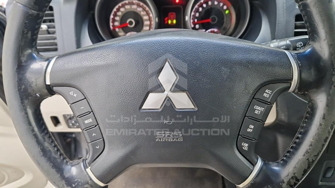 ميتسوبيشي باجيرو 2012 — التحكمات في عجلة القيادة — صورة 17