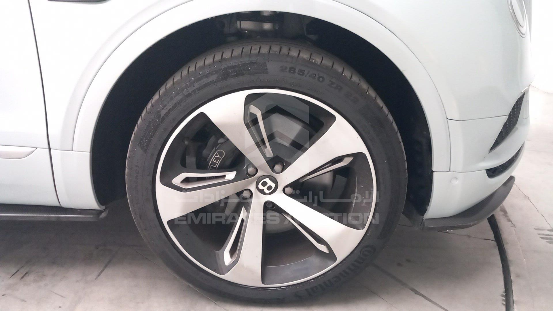 2017 BENTLEY BENTAYGA VIN: SJAAB1ZV5HC016676