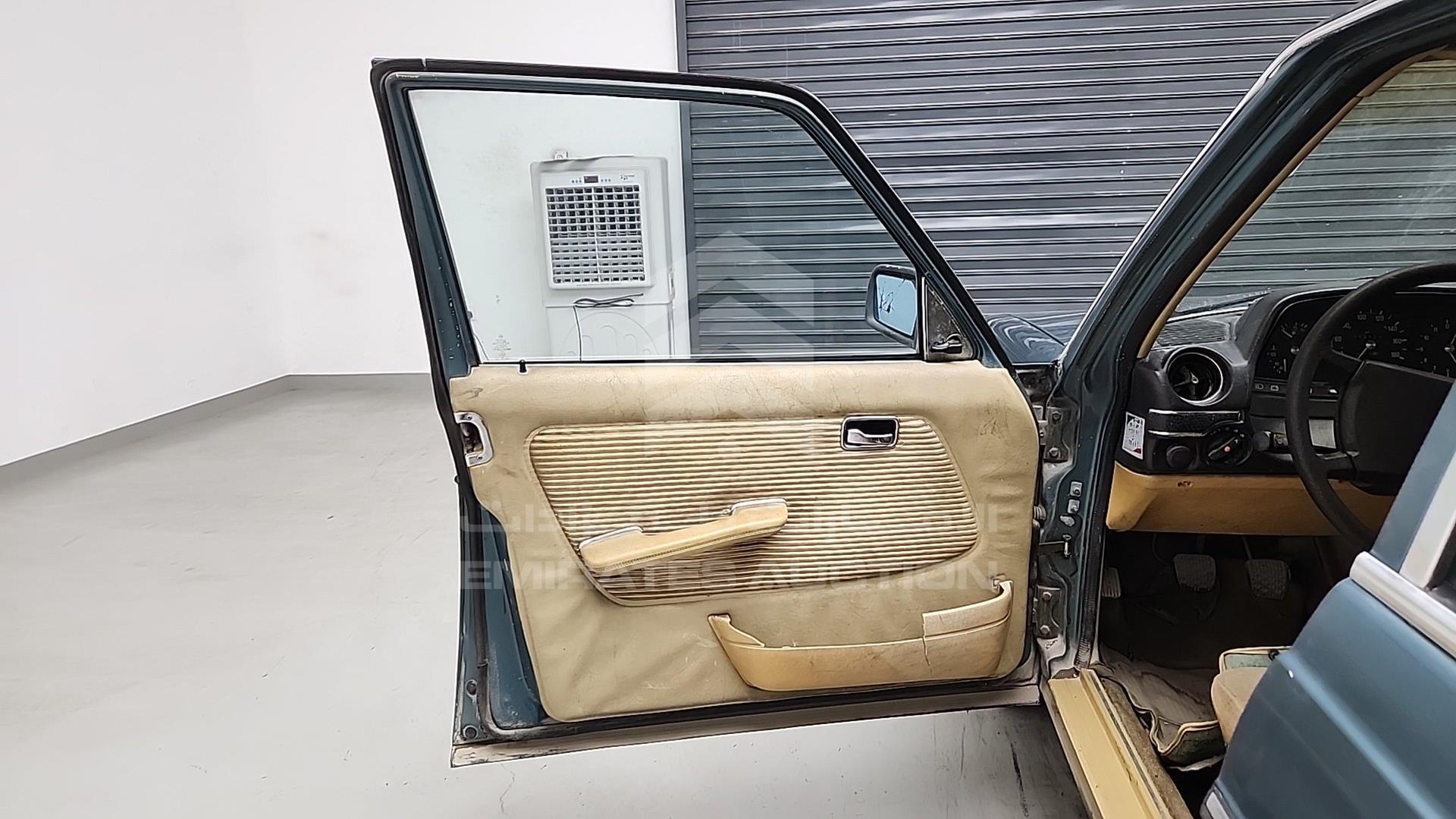 1981 MERCEDES 250 VIN: WDB12302810105896