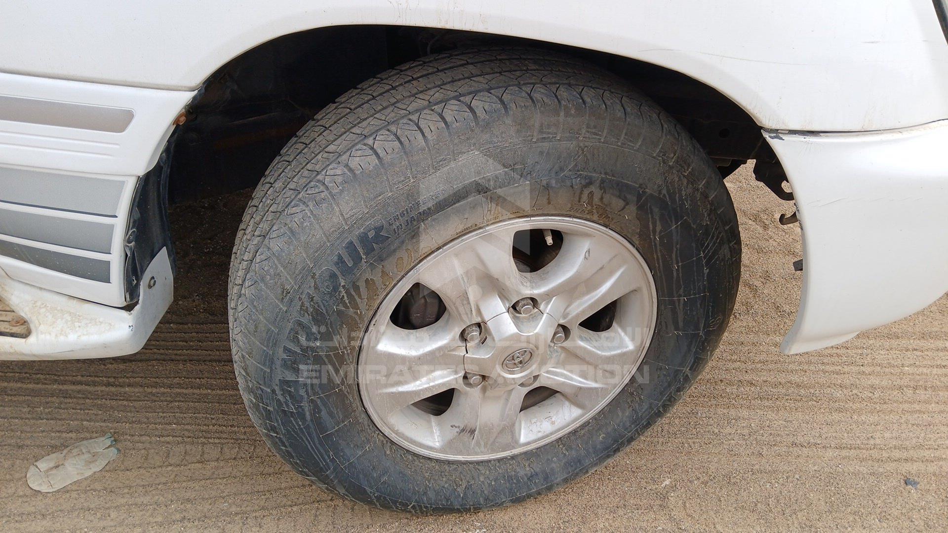 2004 TOYOTA LAND CRUISER VIN: JTEHT05J942060151