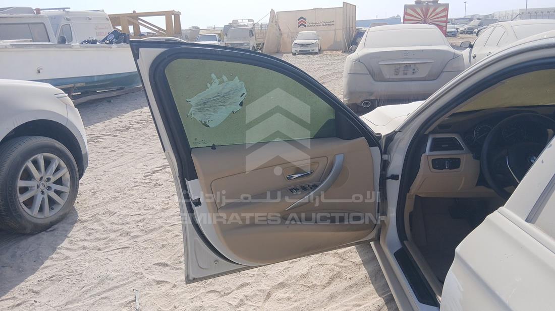 بي ام دبليو 318i 2018 — الباب الأمامي الأيسر — صورة 10