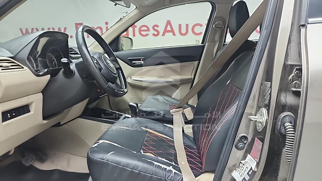سوزوكي Dzire 2022 — زاوية السائق الأمامية اليسرى — صورة 12