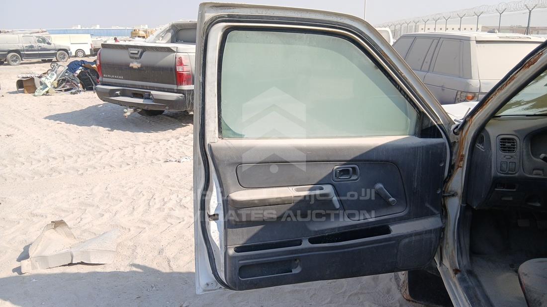 نيسان 2400 2007 — الباب الأمامي الأيسر — صورة 9
