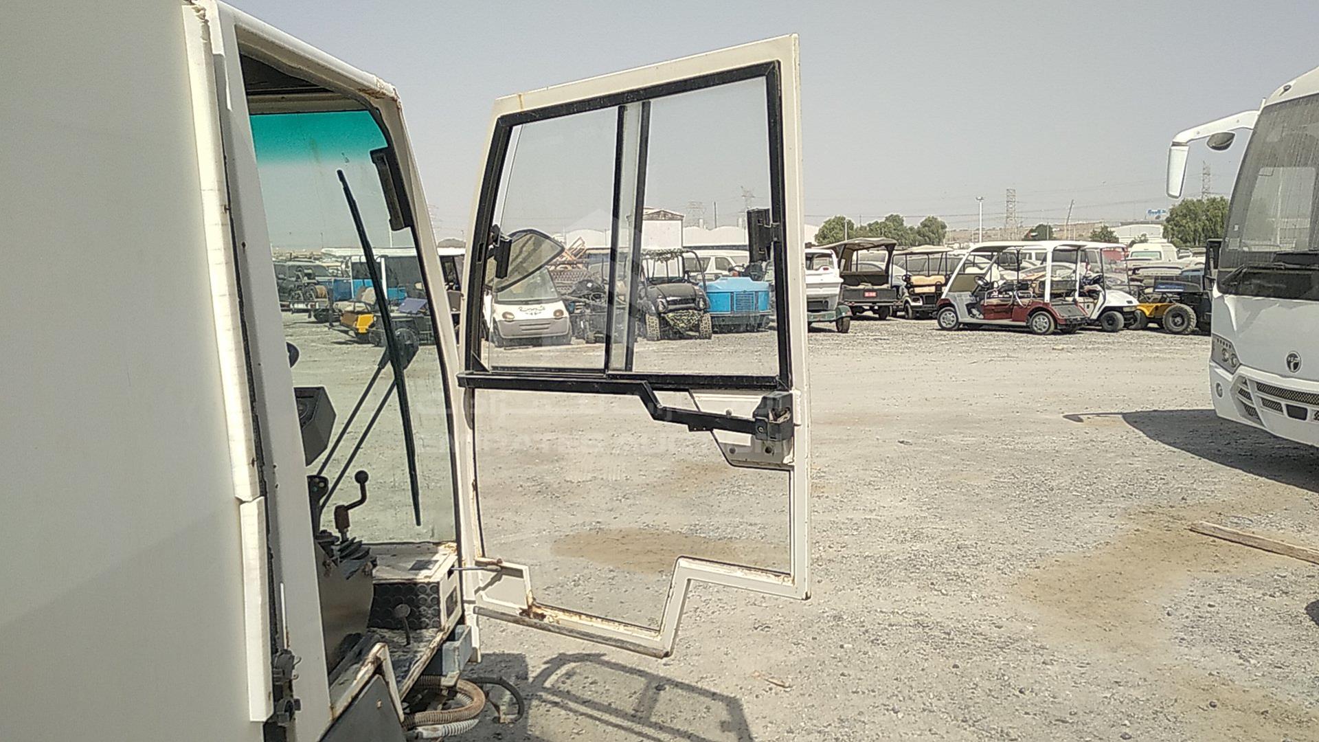 2000 ROAD CLEANING MACHINE --- VIN: 37592003961