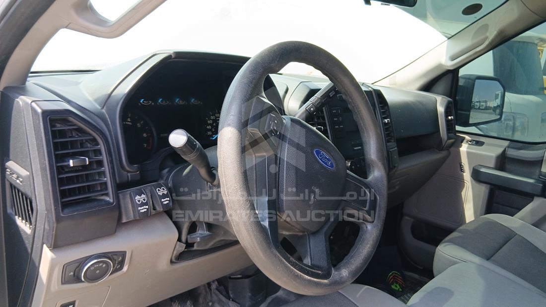 فورد اف 150 2019 — زاوية واجهة السائق الأمامية اليسرى — صورة 12