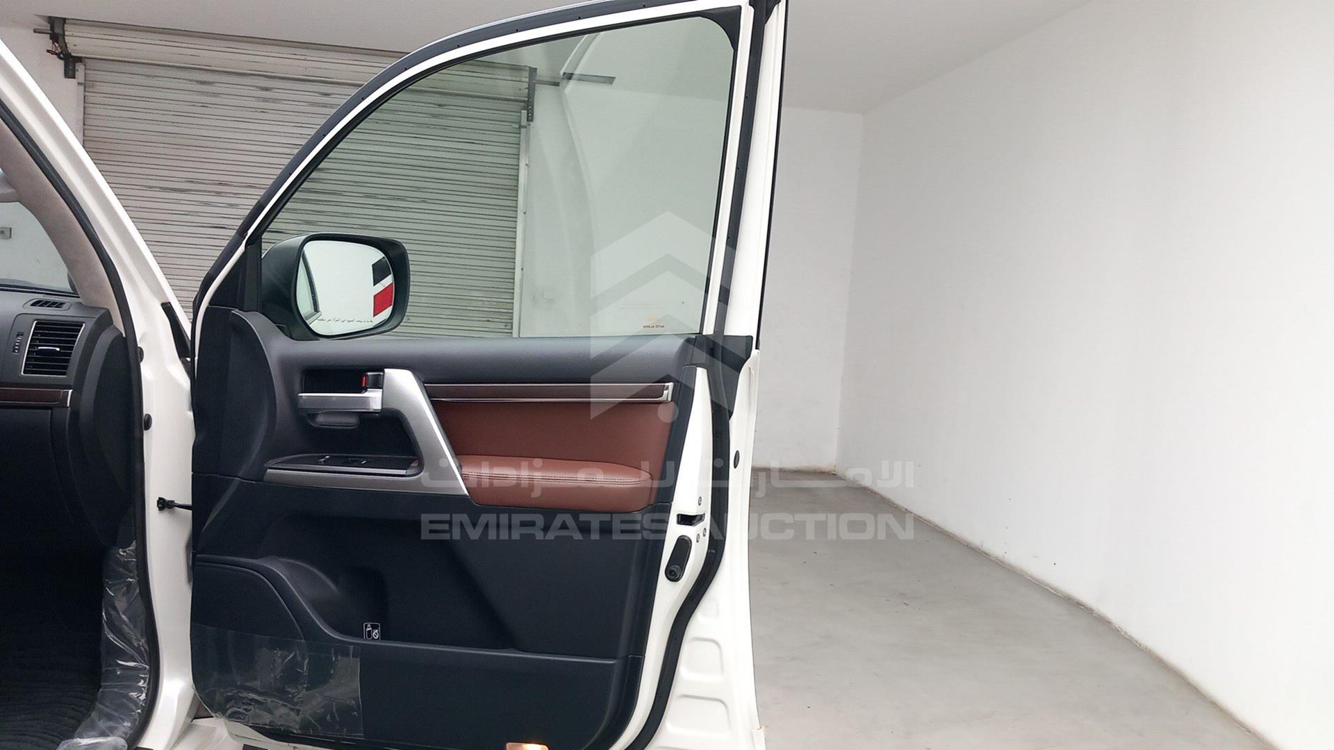 2017 TOYOTA LAND CRUISER VIN: JTMHY05J3H4054037