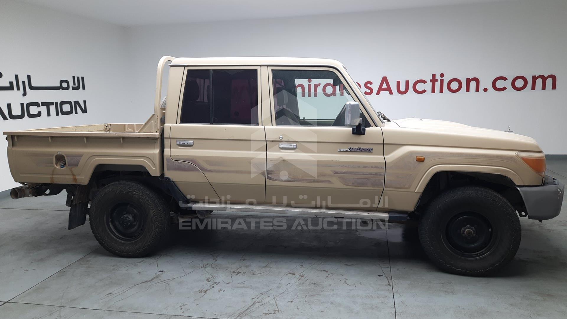 2013 TOYOTA LAND CRUISER VIN: JTFBU71J3D4702655
