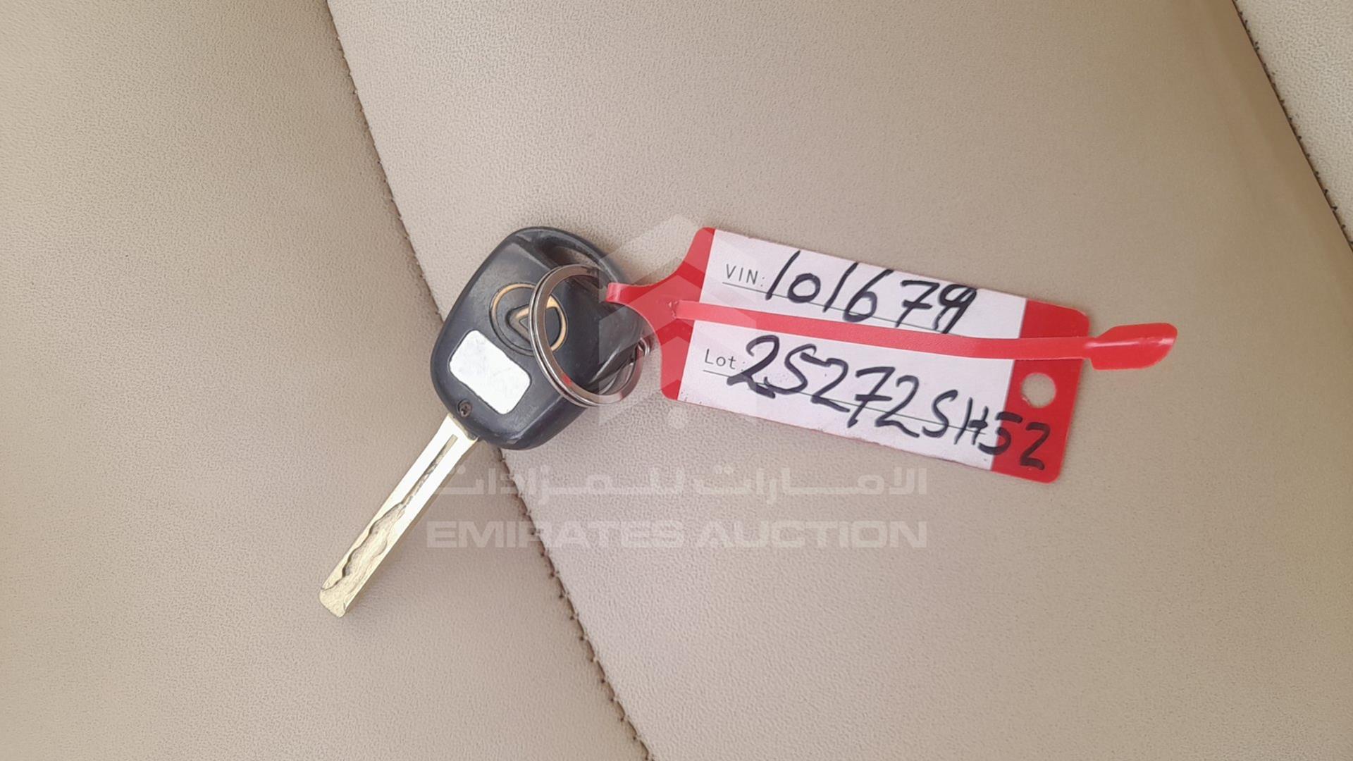 2000 LEXUS LX 470 VIN: JT6HT00W5Y0101679
