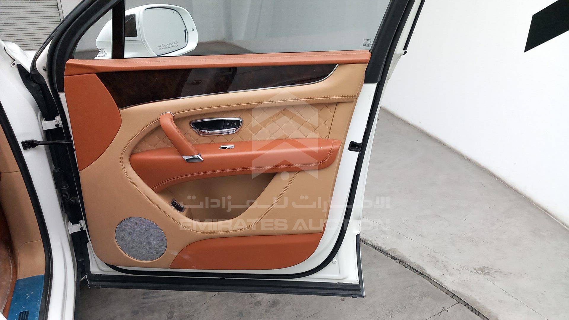 2017 BENTLEY BENTAYGA VIN: SJAAB1ZV8HC015778