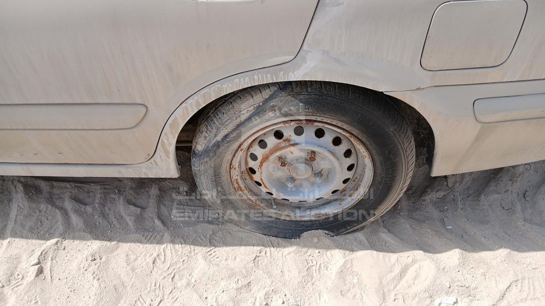 نيسان صني 2001 — الإطار الخلفي الأيسر — صورة 32