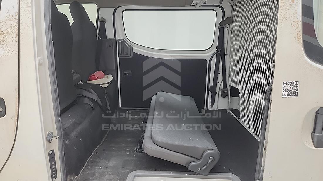 نيسان أورفان 2017 — زاوية الراكب الخلفي اليسرى — صورة 14