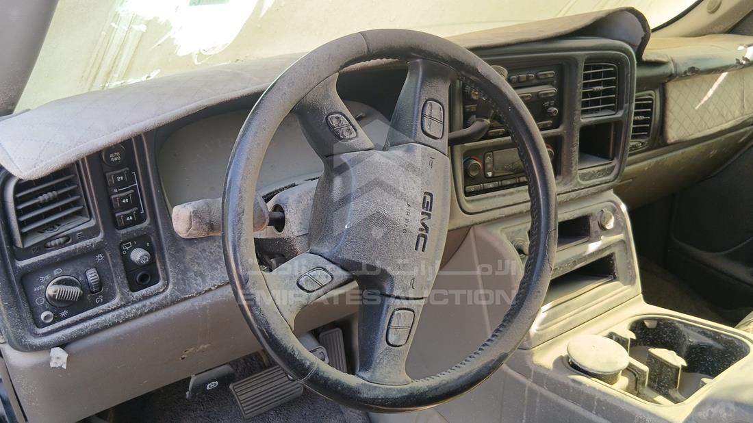 2005 GMC Yukon — Steering & Mounted Controls — Photo 13