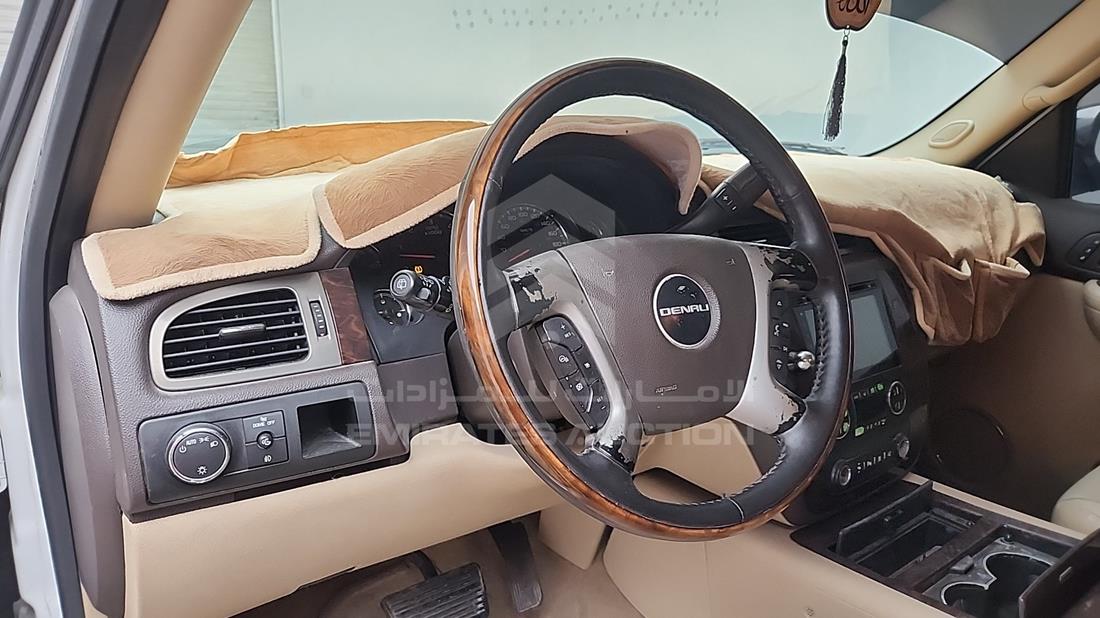2009 GMC Yukon — Front Left Driver Dashboard View — Photo 13