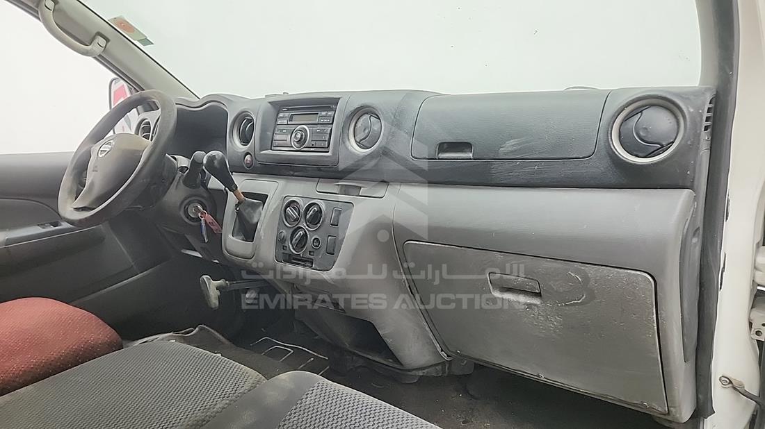نيسان أورفان 2015 — زاوية واجهة الراكب الأمامي الأيمن — صورة 18