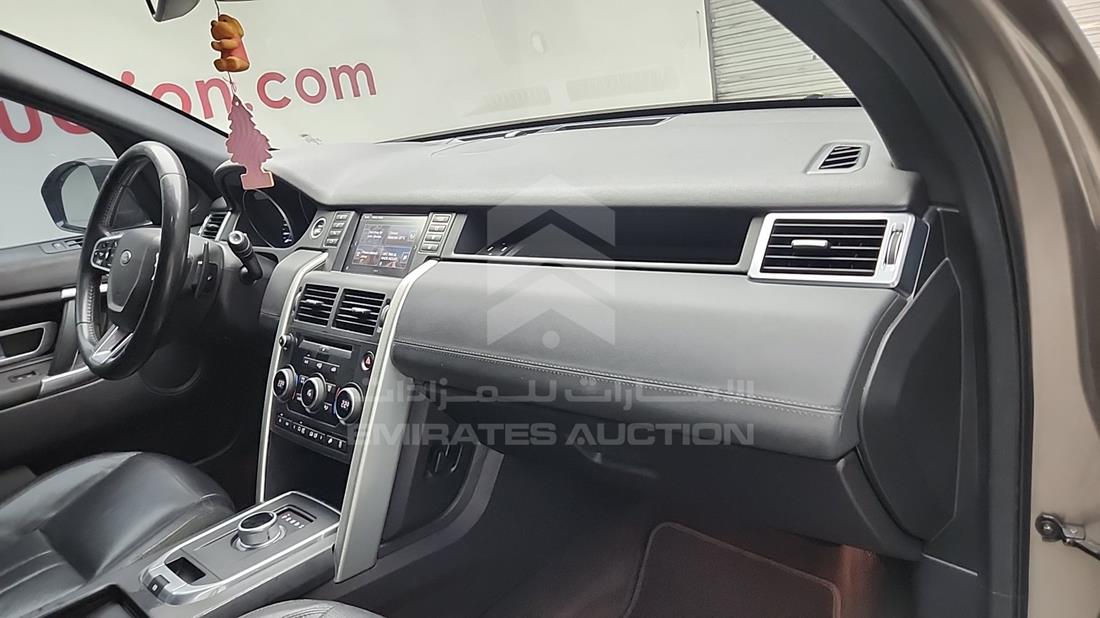 لاند روفر ديسكفري 2016 — زاوية واجهة الراكب الأمامي الأيمن — صورة 27