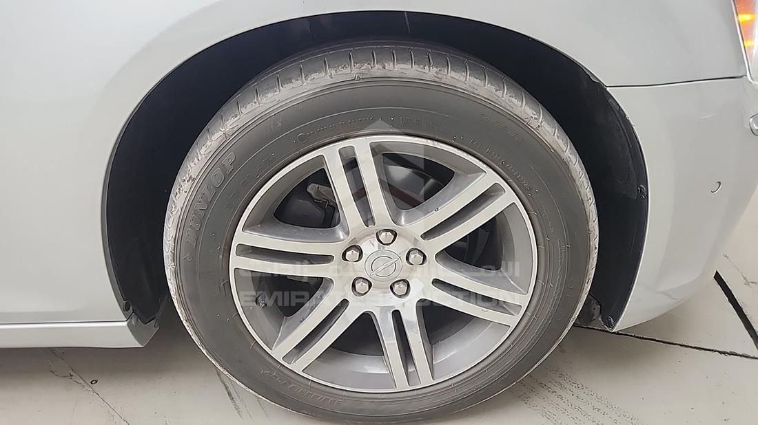 2012 Chrysler 300 — Front Right Tyre — Photo 33